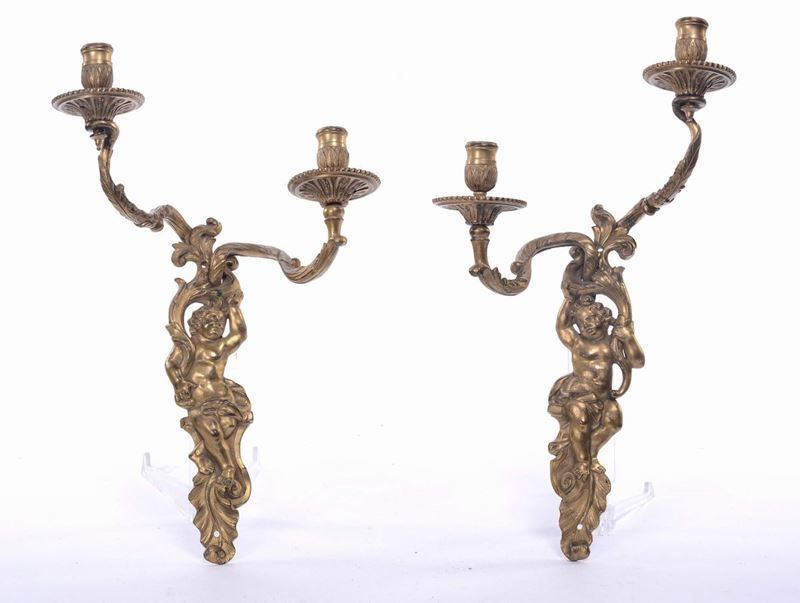 Coppia di appliques in bronzo dorato a  due luci, XVIII-XIX secolo  - Asta Arredi e Oggetti d'Arte da Importanti Collezioni Private - Cambi Casa d'Aste