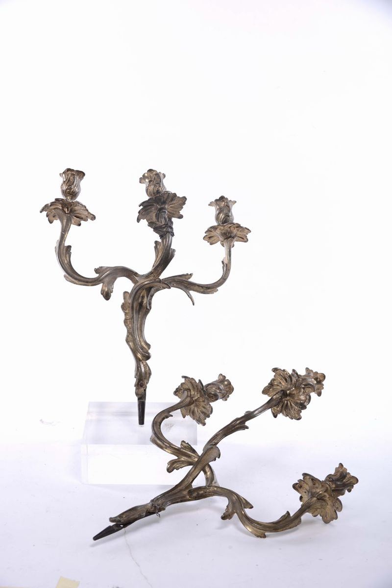 Coppia di appliques in stile Luigi XV in bronzo dorato a tre luci  - Auction Furnishings and Works of Art from Important Private Collections - Cambi Casa d'Aste