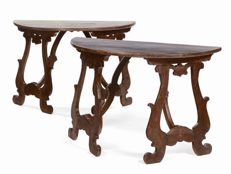 Coppia di console a mezza-luna in noce, XVII secolo  - Asta Arredi e Oggetti d'Arte da Importanti Collezioni Private - Cambi Casa d'Aste