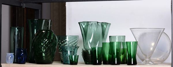 Lotto di numerosi vasi in vetro verde e non