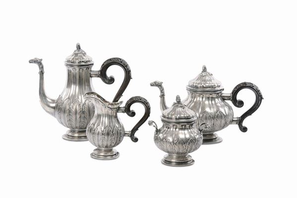 Servizio in argento sbalzato