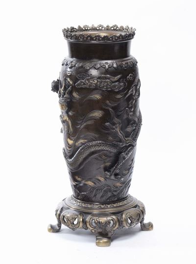 Vaso in Bronzo con Drago in Rilievo, Cina