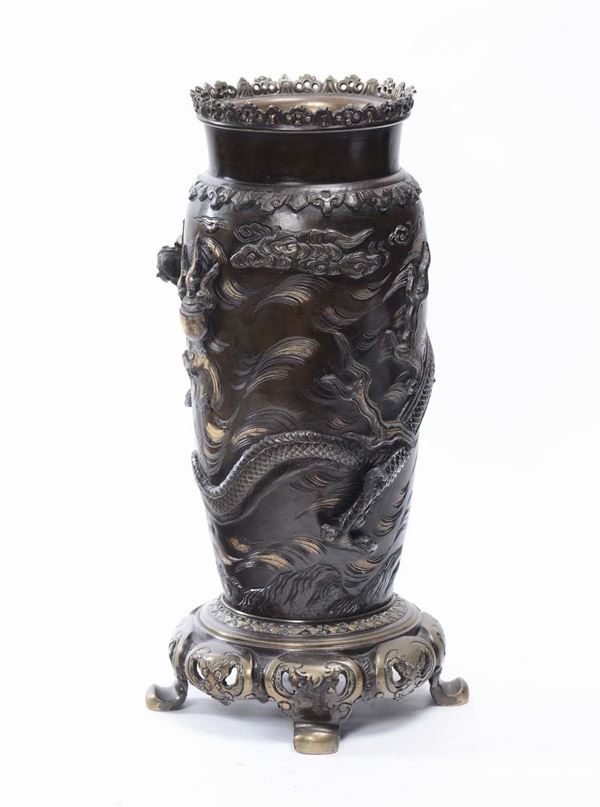 Vaso in bronzo con drago in rilievo, Cina