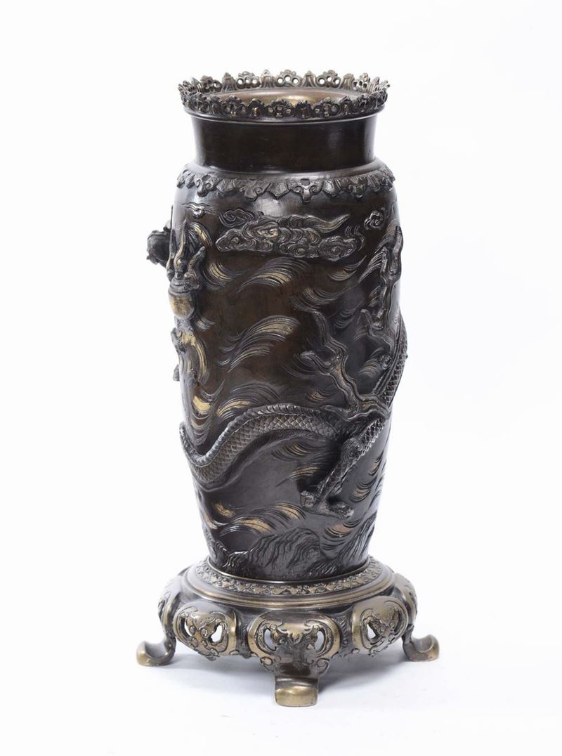 Vaso in bronzo con drago in rilievo, Cina  - Asta Chinese Works of Art - Cambi Casa d'Aste