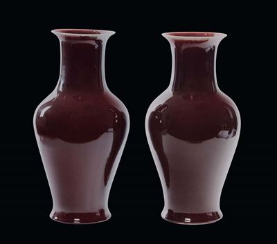Coppia di Vasi in Porcellana Monocroma sulla Tonalità del Sangue di Bue, Cina, Dinastia Qing, XIX...