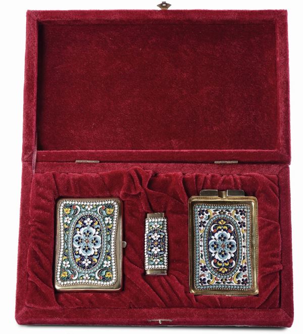 Scatola contenente portasigarette, portafiammiferi e fiaschetta in argento dorato, smalti cloisonnè. Punzoni di titolo russi della fine del XIX secolo