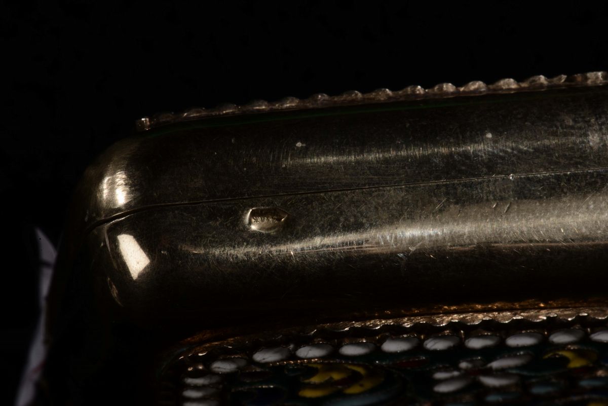 Scatola Contenente Portasigarette, Portafiammiferi e Fiaschetta in Argento Dorato, Smalti Cloison...