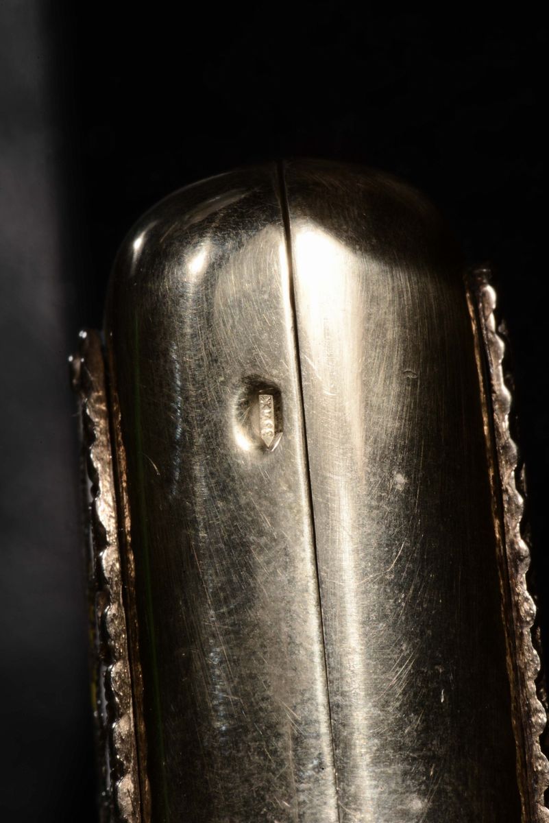 Scatola Contenente Portasigarette, Portafiammiferi e Fiaschetta in Argento Dorato, Smalti Cloison...
