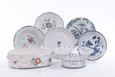 Insieme di Oggetti in Ceramica