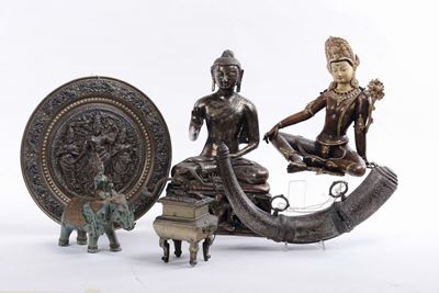 Lotto di Figure Orientali ed Altri Oggetti Ornamentali in Bronzo