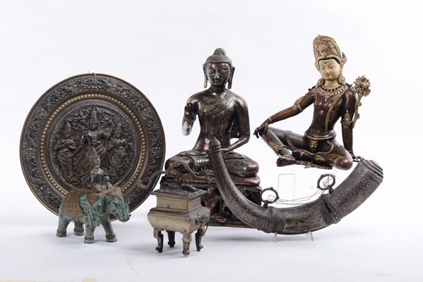 Lotto di figure orientali ed altri oggetti ornamentali in bronzo
