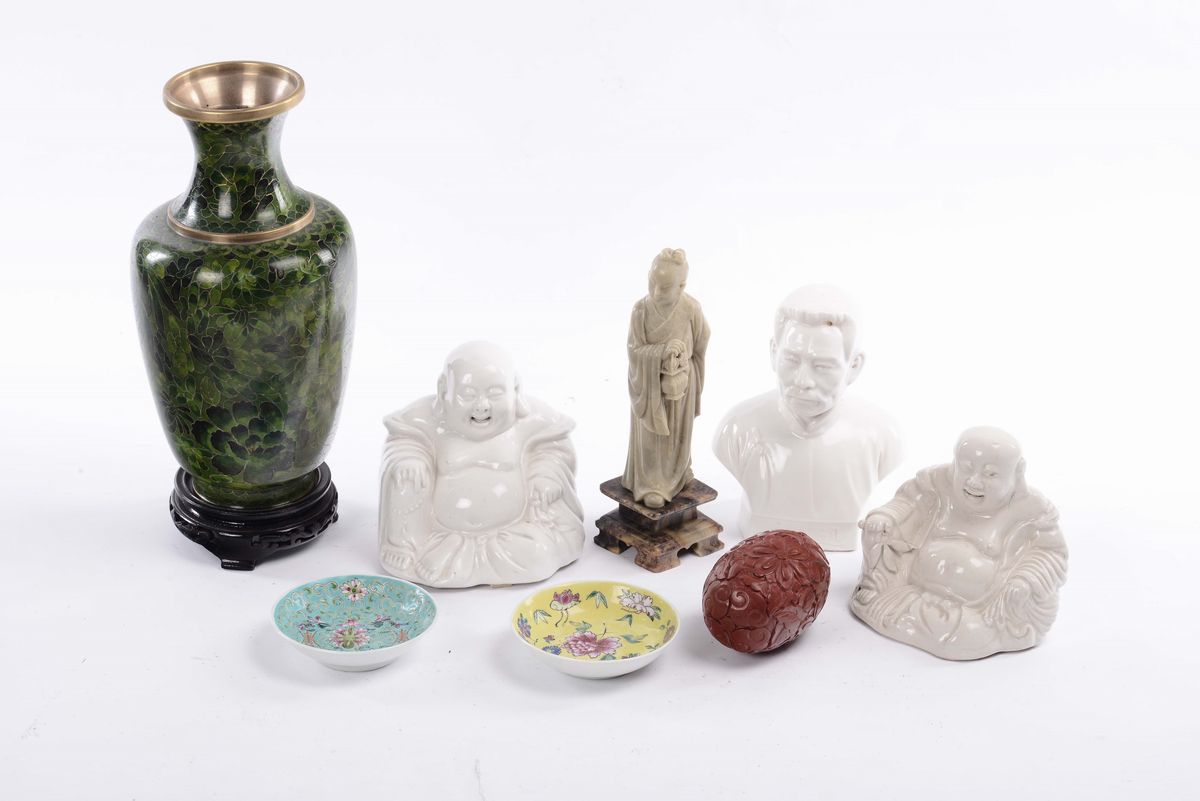 Lotto di Figure Orientali ed Altri Oggetti Ornamentali in Bronzo