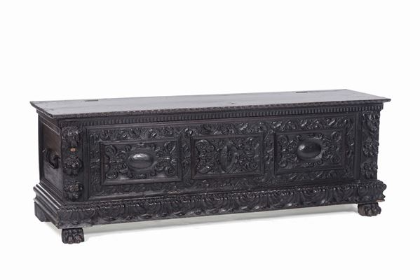 Cassapanca in legno ebanizzato con fronte intagliato, XVIII secolo