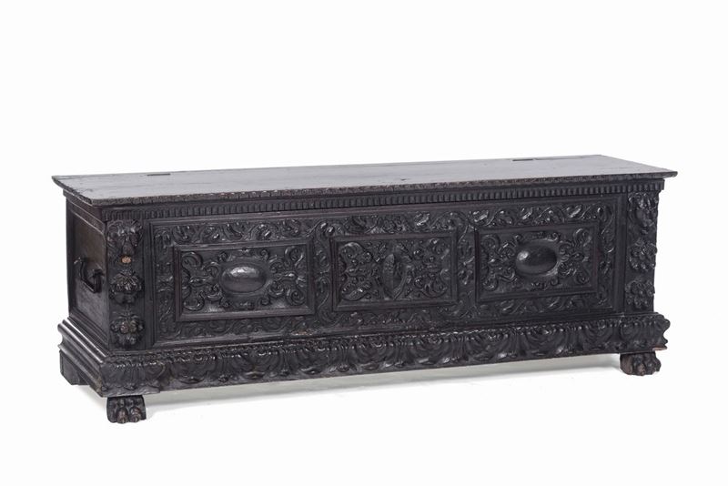 Cassapanca in legno ebanizzato con fronte intagliato, XVIII secolo  - Asta Arredi e Oggetti d'Arte da Importanti Collezioni Private - Cambi Casa d'Aste