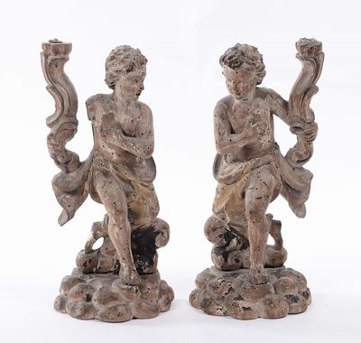Coppia di Piccoli Putti Reggicero in Legno Intagliato, XVIII Secolo