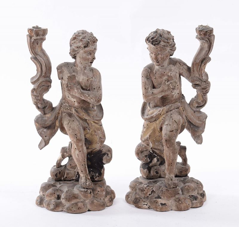 Coppia di piccoli putti reggicero in legno intagliato, XVIII secolo  - Asta Arredi e Oggetti d'Arte da Importanti Collezioni Private - Cambi Casa d'Aste