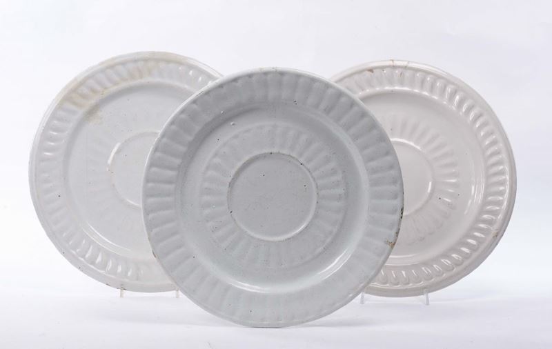 Lotto di tre piatti in maiolica bianca, XVIII secolo  - Asta Asta a Tempo 6-2014 - Cambi Casa d'Aste