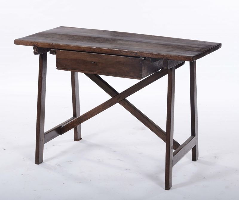 Tavolino a capretta in noce, XIX secolo  - Asta Arredi e Oggetti d'Arte da Importanti Collezioni Private - Cambi Casa d'Aste