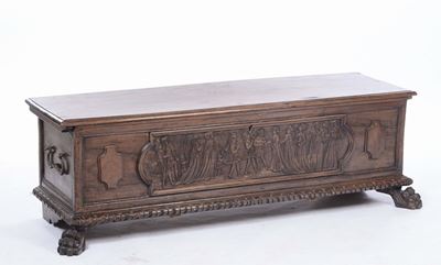 Cassapanca in Noce con Fronte Intagliato, XIX Secolo
