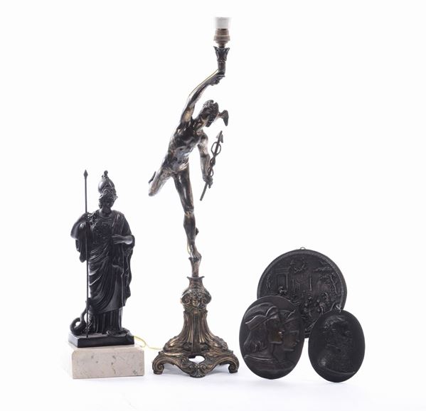 Lotto di tre placche in bronzo diverse e due statuine