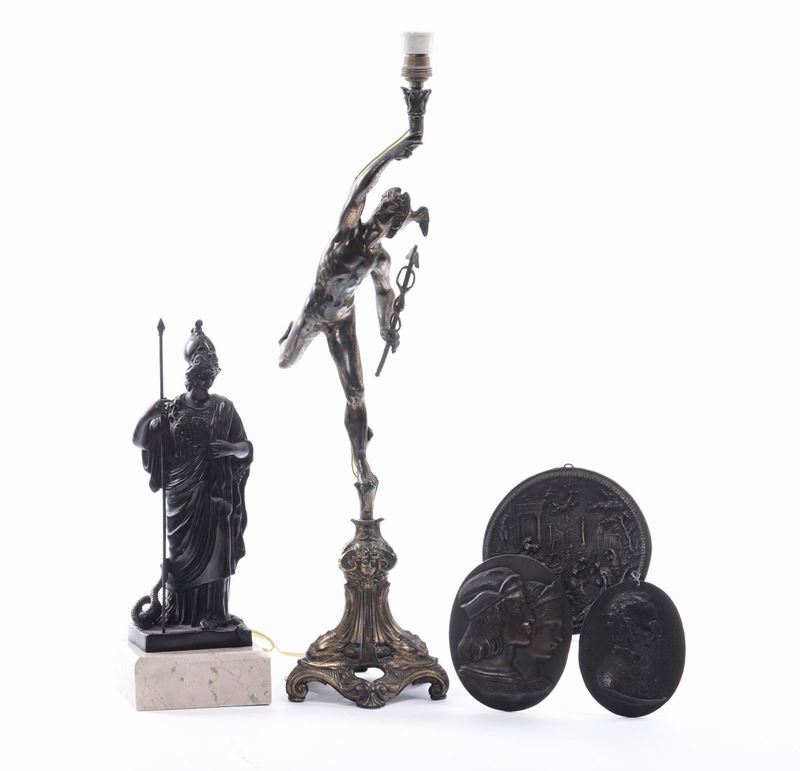 Lotto di tre placche in bronzo diverse e due statuine  - Auction Furnishings and Works of Art from Important Private Collections - Cambi Casa d'Aste