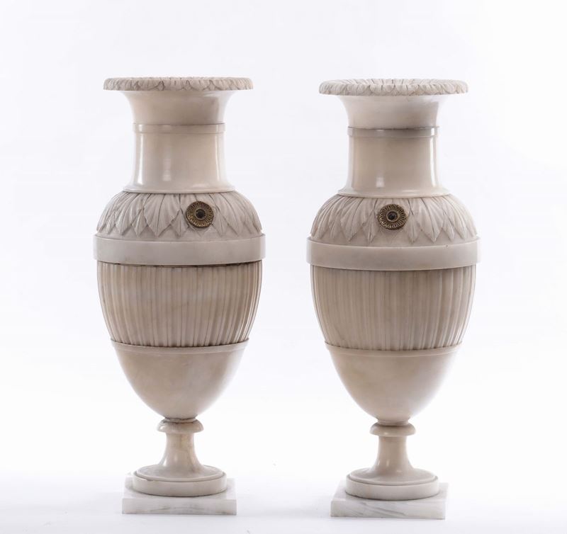 Coppia di vasi in alabastro, XIX secolo  - Asta Arredi e Oggetti d'Arte da Importanti Collezioni Private - Cambi Casa d'Aste