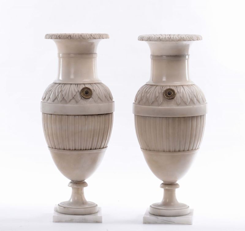 Coppia di vasi in alabastro, XIX secolo  - Asta Arredi e Oggetti d'Arte da Importanti Collezioni Private - Cambi Casa d'Aste