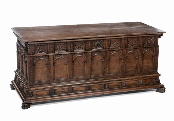 Coppia di cassapanche in noce intagliato, XVIII secolo