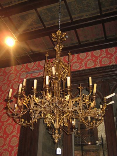Lampadario Neogotico in Bronzo Dorato a Ventiquattro Luci