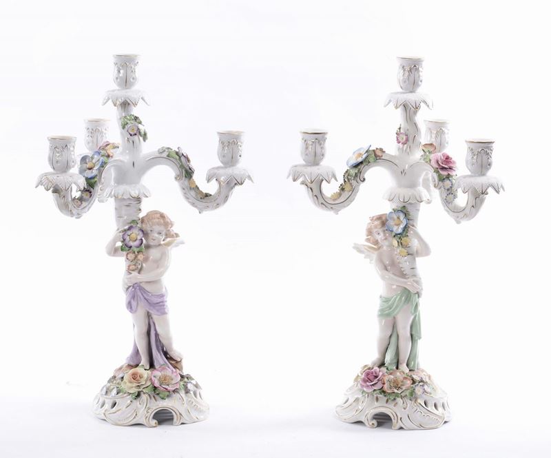 Coppia di candelieri a quattro luci in porcellana  - Asta Arredi e Oggetti d'Arte da Importanti Collezioni Private - Cambi Casa d'Aste