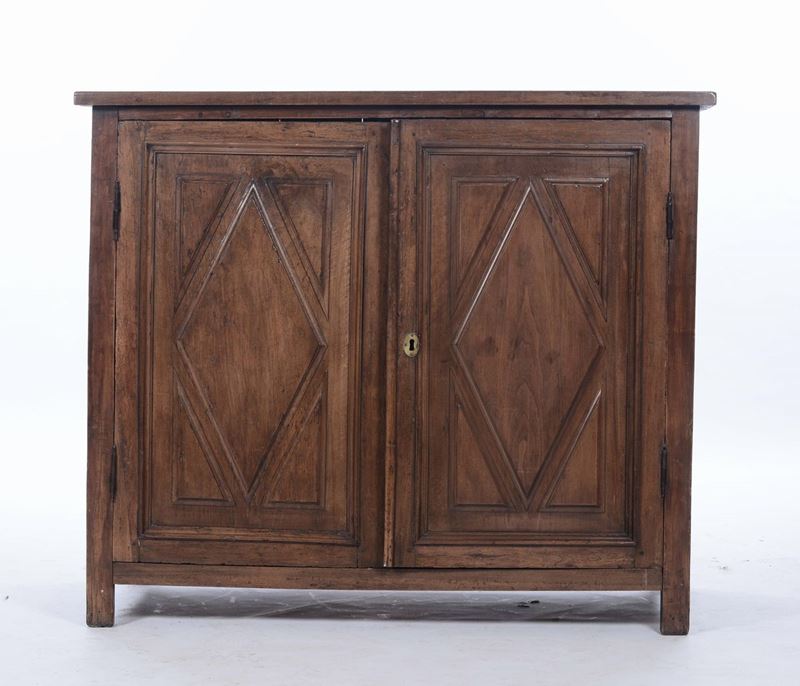 Credenza a due ante in noce, XVIII secolo  - Auction Furnishings and Works of Art from Important Private Collections - Cambi Casa d'Aste