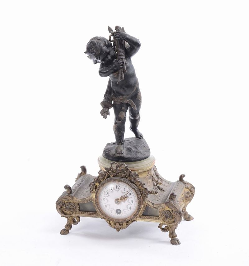 Orologio da tavolo in metallo con putto, XX secolo  - Auction Furnishings and Works of Art from Important Private Collections - Cambi Casa d'Aste