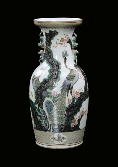 Vaso in Porcellana Policroma Famiglia Verde con Fenice e Sfondo Naturalistico, Cina, Dinastia Qin...
