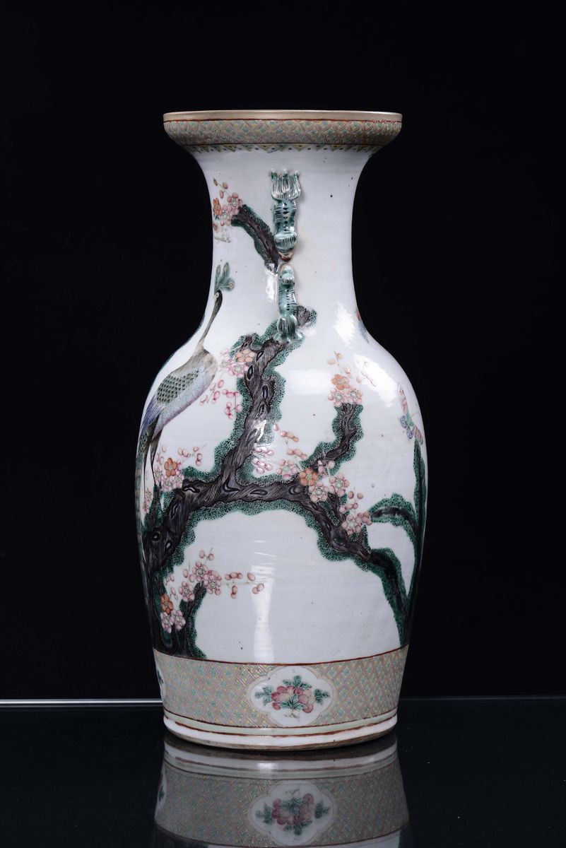 Vaso in Porcellana Policroma Famiglia Verde con Fenice e Sfondo Naturalistico, Cina, Dinastia Qin...