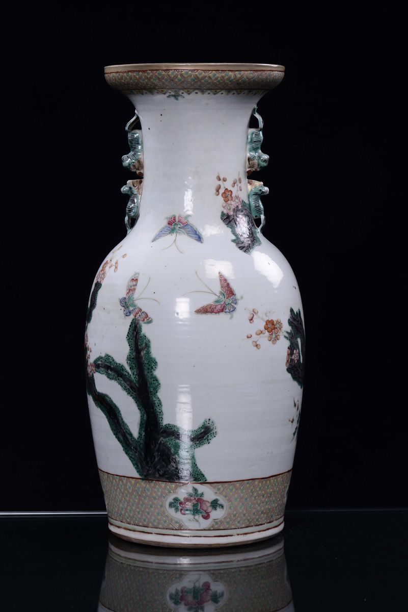 Vaso in Porcellana Policroma Famiglia Verde con Fenice e Sfondo Naturalistico, Cina, Dinastia Qin...