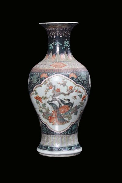 Vaso in Porcellana Policroma Famiglia Nera con Decoro Floreale, Cina, Dinastia Qing, XIX Secolo