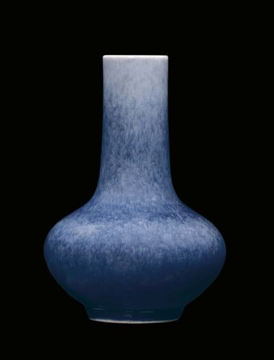 Piccolo Vaso in Porcellana Monocroma con Decoro Flambè sulla Tonalità del Blu, Cina, Dinastia Qin...
