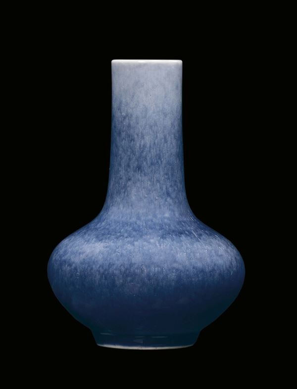 Piccolo vaso in porcellana monocroma con decoro flambè sulla tonalità del blu, Cina, Dinastia Qing, XIX secolo