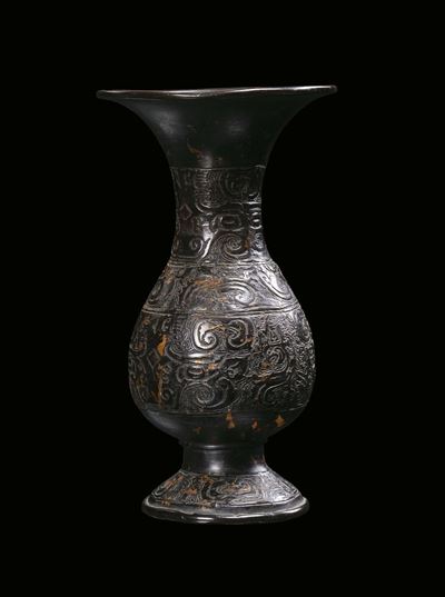 Vaso in Bronzo Lumeggiato a Forma di Tromba, Cina, Dinastia Ming, XVII Secolo