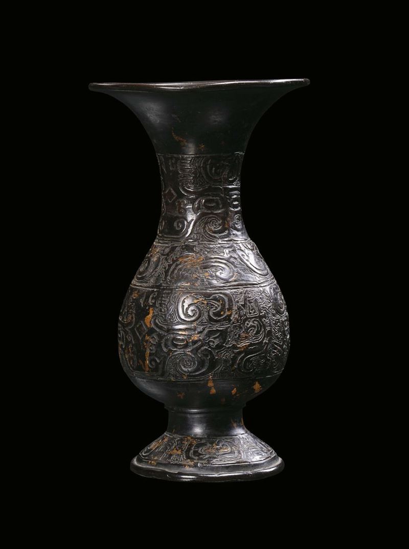A heightened bronze “trumpet” vase, China, Ming Dynasty, 17th century  - Auction Fine Chinese Works of Art - II - Cambi Casa d'Aste