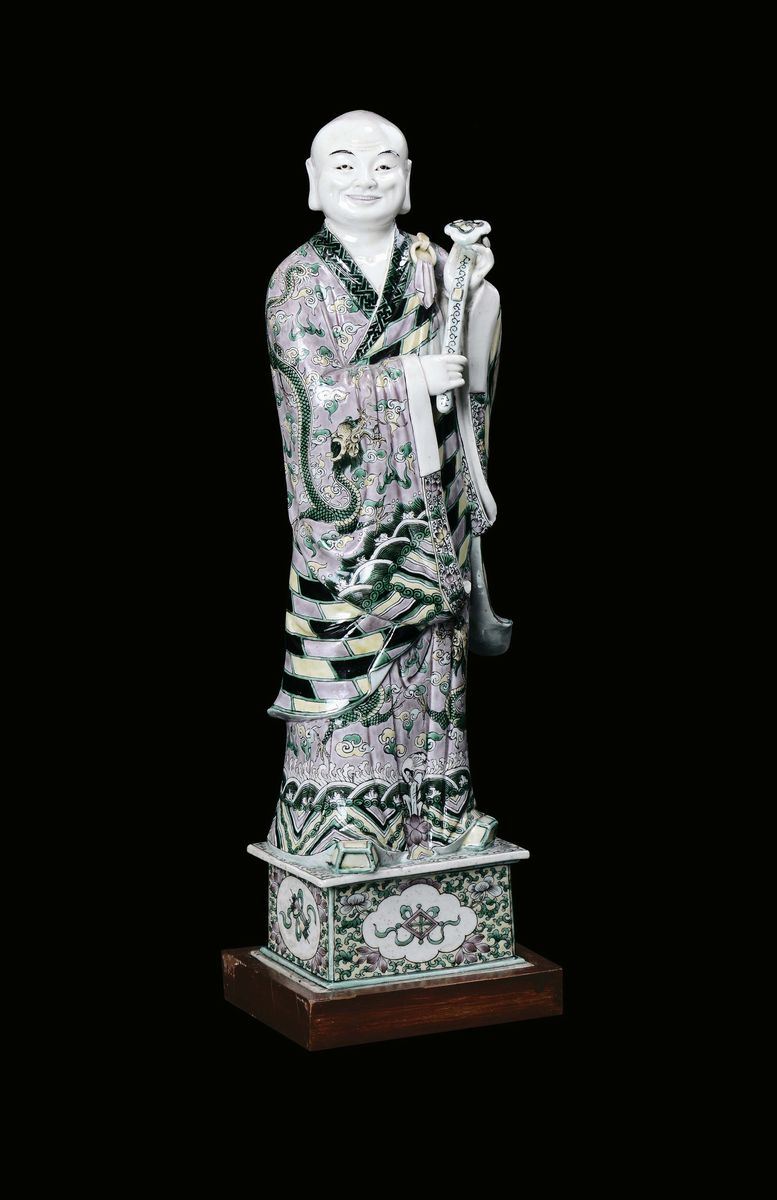Statua di saggio con scettro in porcellana policroma, Cina, Dinastia Qing, XIX secolo  - Asta Fine Chinese Works of Art - II - Cambi Casa d'Aste
