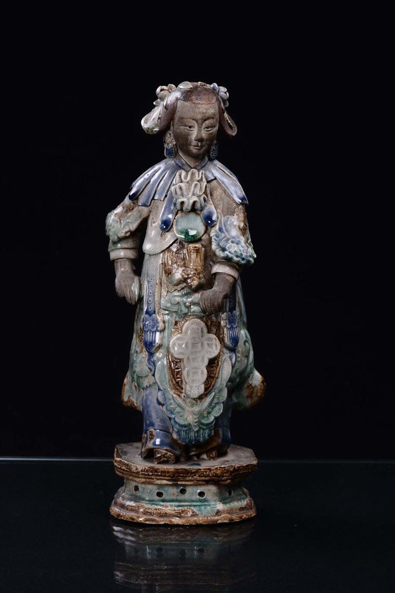Figura di donna in gres policromo, Cina  - Asta Chinese Works of Art - Cambi Casa d'Aste