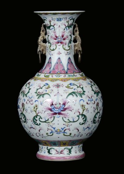 Vaso in Porcellana Famiglia Rosa Policroma con Decoro Floreale con Anse, Cina, Inizio del XX Seco...