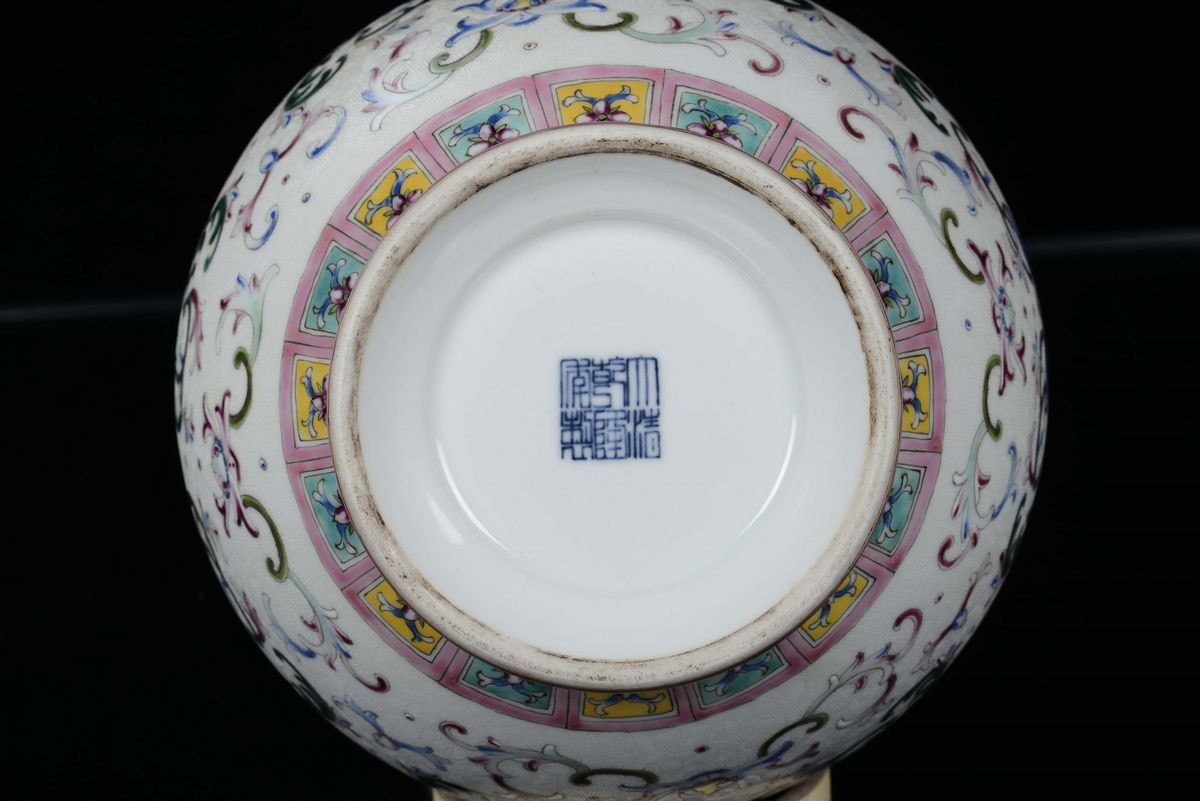 Vaso in Porcellana Famiglia Rosa Policroma con Decoro Floreale con Anse, Cina, Inizio del XX Seco...