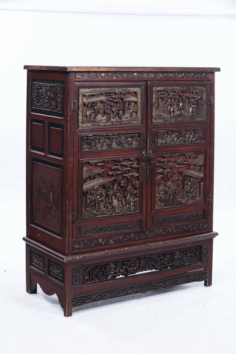 Mobile in legno laccato rosso e scolpito, Cina  - Asta Chinese Works of Art - Cambi Casa d'Aste