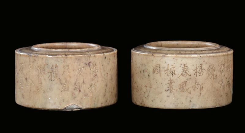 Coppia di contenitori circolari in pietra saponaria, Cina, Dinastia Qing, XVIII secolo  - Asta Fine Chinese Works of Art - II - Cambi Casa d'Aste