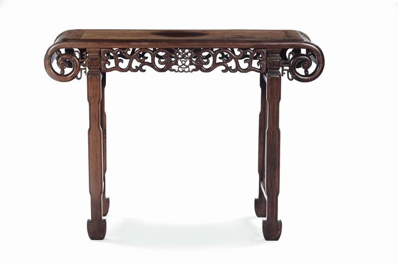 Tavolo consolle in legno di homu, Cina XIX secolo  - Asta Fine Chinese Works of Art - II - Cambi Casa d'Aste