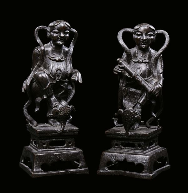 Lotto composto da due figure di attendenti in bronzo, Cina, Dinastia Ming, XVII secolo