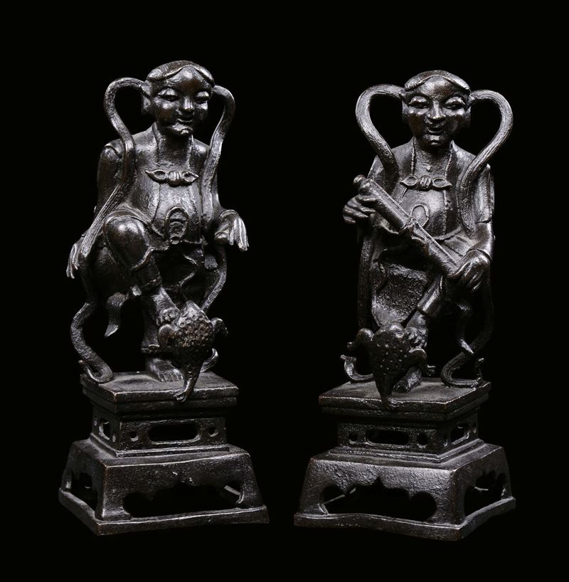 Lotto composto da due figure di attendenti in bronzo, Cina, Dinastia Ming, XVII secolo  - Asta Fine Chinese Works of Art - II - Cambi Casa d'Aste