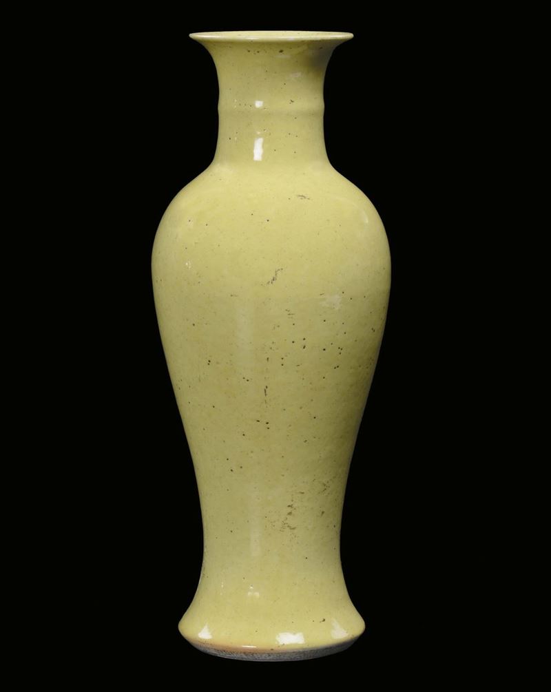 Vaso in porcellana gialla, Cina XX secolo  - Asta Chinese Works of Art - Cambi Casa d'Aste